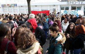 Elevada adesão na greve dos auxiliares de educação