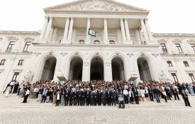 Parlamento homenageia vítimas dos incêndios