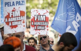 Protesto pela paz exige fim às agressões à Síria