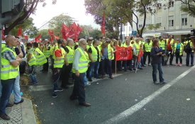 Vigilantes em greve exigem aumentos salariais