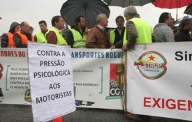 Trabalhador protesta contra sucessivos processos disciplinares