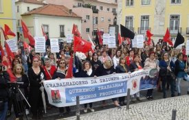 Trabalhadores da antiga Triumph tentam impedir saída de material