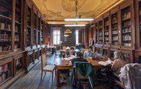 Nas Bibliotecas de Lisboa, o bolor conta uma história de carência e constrangimentos