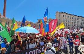 Ao minuto: em frente ao Parlamento, os trabalhadores chumbam o pacote laboral 