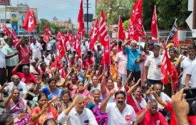Agricultores e operários indianos mobilizam-se contra as políticas de Modi