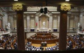 Na «casa da democracia», direita aprovou a facilitação dos despejos 
