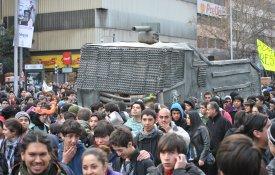 Protesto de estudantes no Chile volta a ser alvo de repressão