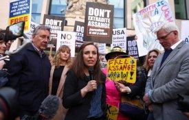 Contra a extradição de Assange para os EUA