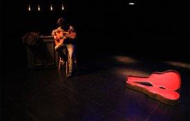 Tiago Moreira interpreta «O Homem da Guitarra» no palco das Caldas