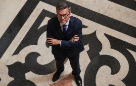O 25 de Abril de Carlos Moedas é «esbatido, diluído, quase ausente»