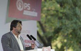 «Episódio menos feliz» continua. PS celebrará 25 de Novembro com Chega e PSD