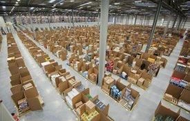 Trabalhadores dormem em tendas junto às instalações da Amazon na Escócia