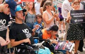 Pessoas com deficiência manifestaram-se contra a «motosserra» de Milei