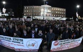 Gregos manifestam-se em Atenas contra o «orçamento da guerra e da miséria»
