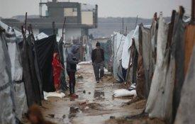 Mau tempo, restrições e ataques israelitas continuam a matar em Gaza