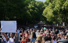 Centenas de milhares não deixam cerrar as portas que Abril abriu