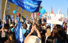 Milhares de professores em protesto exigem respeito pela lei