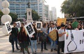Estudantes na rua exigem mais alojamento e bolsas de estudo
