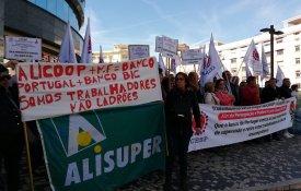 Trabalhadores da ex-Alicoop vieram a Lisboa exigir o fim da perseguição