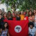 Caetano Veloso visitou agricultores do MST na terra onde nasceu