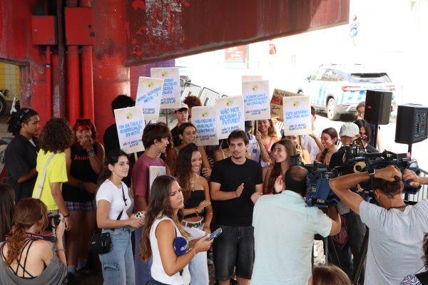 <p>Ante todos os problemas no processo de avaliação dos Exames Nacionais, resultante da reforma neoliberal promovida pelo Governo PSD/CDS-PP, diversas associações de estudantes do Ensino Secundário realizaram uma conferência de imprensa em frente ao Ministério da Educação, que juntou diversos estudantes, para dar voz à sua insatisfação. «Suspenso», é a palavra que se lê em várias pautas onde faltam a nota, mas suspensa está a vida daqueles que não tem classificação.</p>