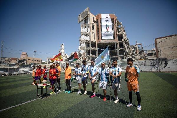 <p>No meio das ruínas de Gaza e há um dia da final entre Espanha e Argentina no Mundial de Futebol, um grupo de palestinianos joga uma partida inspirada nas duas selecções. As amputações vistas nos jogadores é uma condição frequente na cidade, onde estima-se que até 6 mil tenham algum membro amputado devido aos ataques israelitas.<br>Gaza, 18 de Junho de 2026</p>