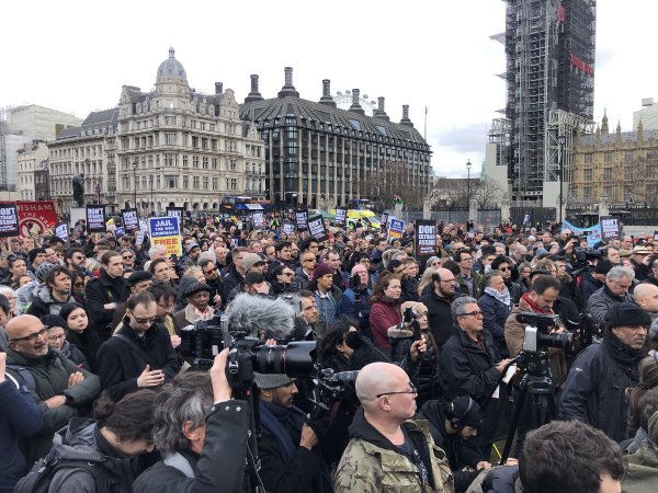 Milhares de pessoas manifestaram-se este sábado, em Londres, contra a extradição para os EUA de Julian Assange, co-fundador da WikiLeaks. Temendo que essa decisão se concretize na audiência marcada para a semana que vem, gritaram palavras de ordem contra a extradição e mostraram cartazes em que lia «Prendam os criminosos de guerra! Liberdade para Julian Assange». Praça do Parlamento, Londres, Reino Unido, 22 de Fevereiro de 2020. 