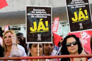 Trabalhadores durante a manifestação nacional dos trabalhadores não docentes, junto do Ministério da Educação, Lisboa, 21 de Abril de 2017