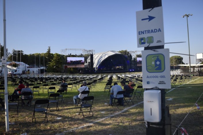 Repouso após a jornada de trabalho. Construtores da festa no espaço do palco principal, a 3 de Setembro de 2020, um dia antes da abertura da Festa do Avante!, que este ano se realiza entre 4 e 6 de Setembro