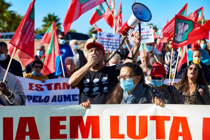 Trabalhadores da hotelaria e turismo participam numa acção de protesto convocada pela Fesaht/CGTP-IN para exigir melhores salários e horários para o sector, no exterior do local onde decorre o 32.º Congresso da Hotelaria e Turismo. 11 de Novembro de 2021 