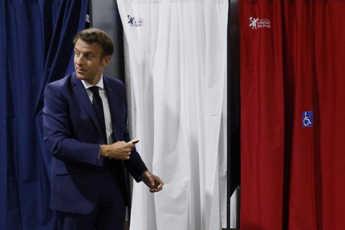 Macron com a presidencia mais tremida. 