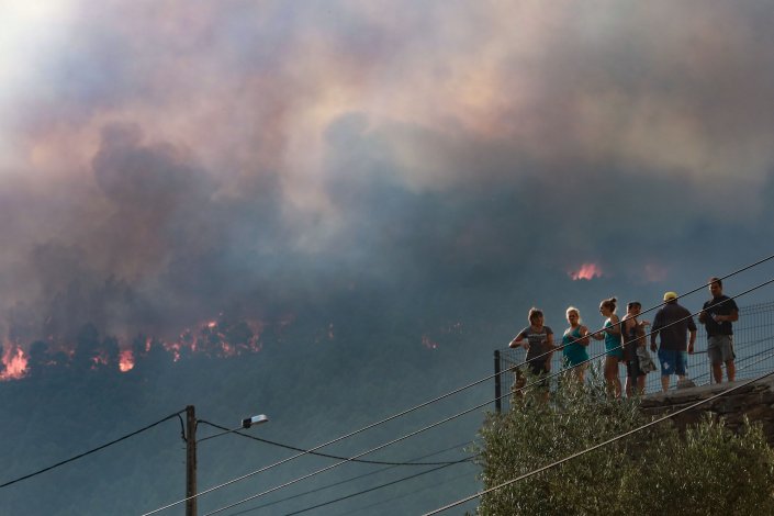 Incêndio perto da aldeia de Sameiro, na encosta norte da Serra da Estrela, Covilhã, 9 de Agosto de 2022. 