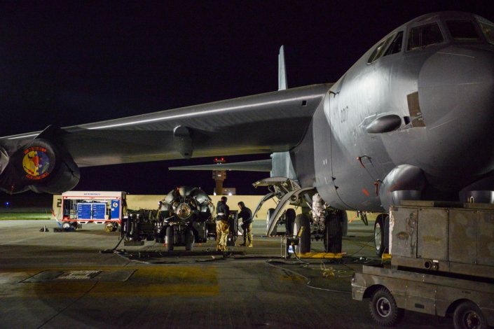 Oito mísseis de cruzeiro ar-terra, com ogivas nucleares, são carregados num bombardeiro B-52, durante o exercício Prairie Vigilance 22, levado a cabo Comando Estratégico dos EUA e que terminou no Dakota do Norte a 23 de Setembro de 2022