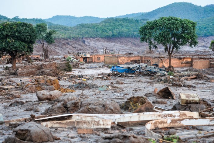 A localidade de Bento Rodrigues foi arrasada pela lama tóxica da Samarco Mineração SA, em 5 de Novembro de 2015. A Samarco é uma subsidiária da anglo-australiana BHP Hilton e da brasileira Vale, respectivamente a primeira e a quinta maiores mineradoras mundiais.