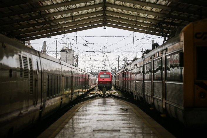 Comboios parados na estação de Santa Apolónia