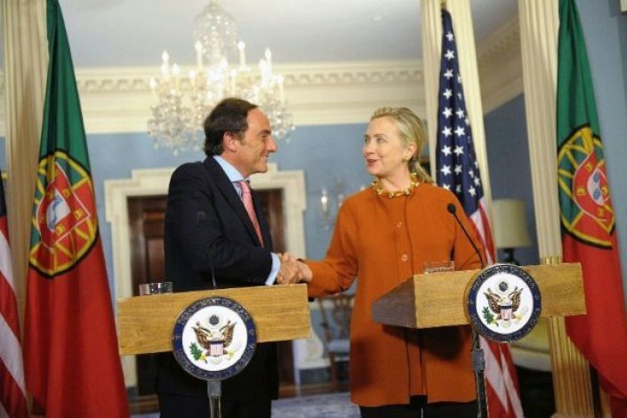 Paulo Portas e Hillary Clinton, então líderes da diplomacia de Portugal e EUA, numa conferência de imprensa no Departamento de Estado norte-americano, em Washington, D.C. 27 de Setembro de 2011