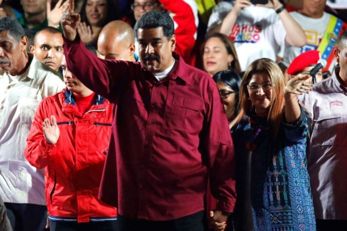 Nicolás Maduro festejou com os seus apoiantes, junto ao Palácio de Miraflores, em Caracas, a vitória na contenda eleitoral