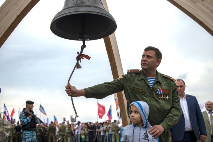 Alexandre Zakarchenko, líder da autoproclamada República Popular do Donetsk, durante as cerimónias solenes do Dia da Libertação do Dombass dos invasores nazis, junto ao memorial na colina de Saur-Mogli, na região do Donetsk.