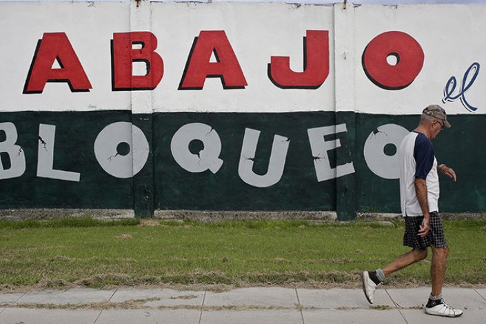 Cartaz em Cuba contra o bloqueio imposto ao país pelos EUA